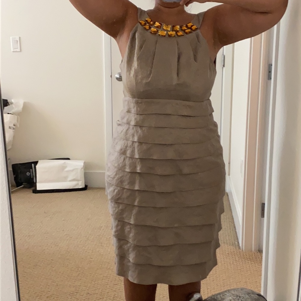 Beautiful midi dress. Flattering for curves.